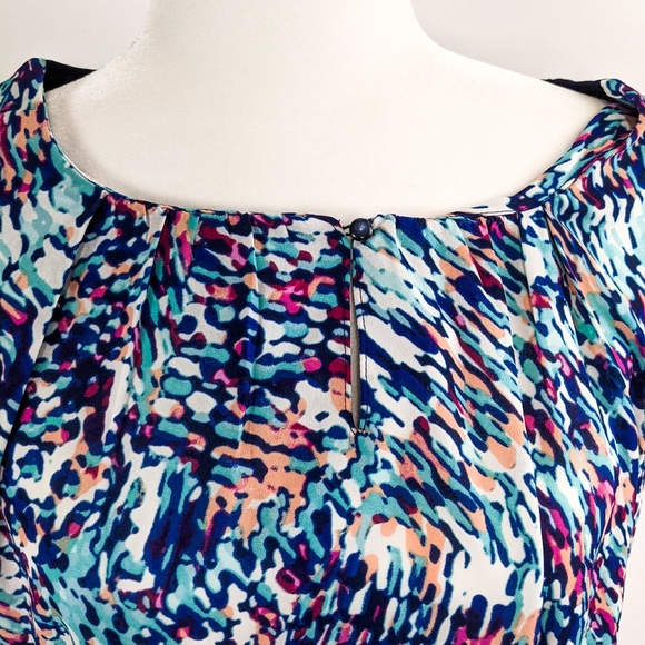 Sejour Abstract Capped Sleeve Blouse with Pleated Keyhole Neckline 2X - Picture 7 of 10